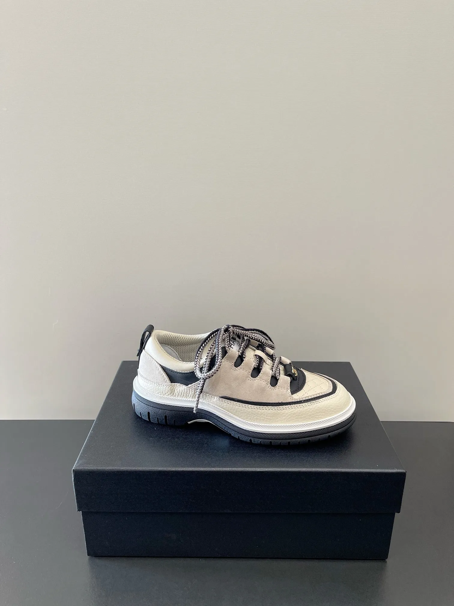 👟👟Ex-factory price 560👟👟 𝐂𝐇𝐀𝐍𝐄𝐋 Chanel's latest diamond lace sports sneakers in new colors ✔️ Full cowhide leather surface. The new color matching fabric adds many elements to make it look very delicate. When you put it on, your legs will become longer in seconds. The authentic replica of the counter. The upper part can be said to be really super good! Size: 35-41 original packaging